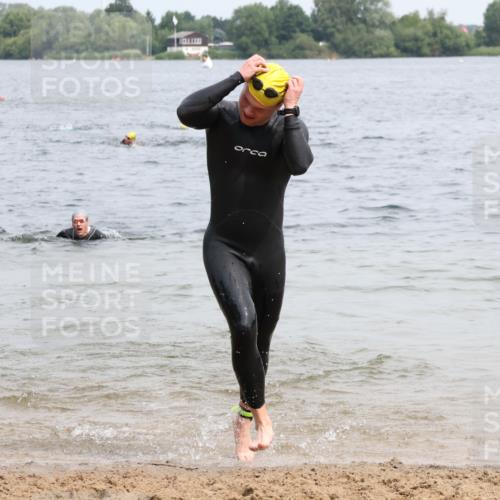 15.06.2025 - 27. Vierlanden-Triathlon Lena Gebhardt http://msf.ph/oto/8026654 15.06.2025 10:58:44 Schwimmen 636, 667, 684, 743, 747, 760 meine-sportfotos.de