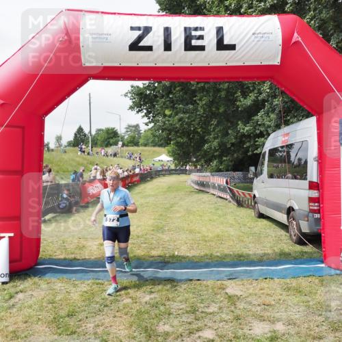 21.06.2025 - 27. Vierlanden-Triathlon MichiJ http://msf.ph/oto/8026656 15.06.2026 12:00:03 Ziel 572 meine-sportfotos.de