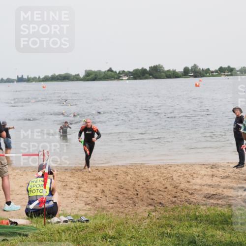 21.06.2025 - 27. Vierlanden-Triathlon MichiJ http://msf.ph/oto/8026657 15.06.2026 10:57:30 Schwimmen 707, 722 meine-sportfotos.de
