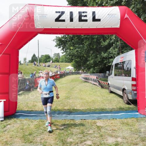 21.06.2025 - 27. Vierlanden-Triathlon MichiJ http://msf.ph/oto/8026666 15.06.2026 12:00:03 Ziel 572 meine-sportfotos.de