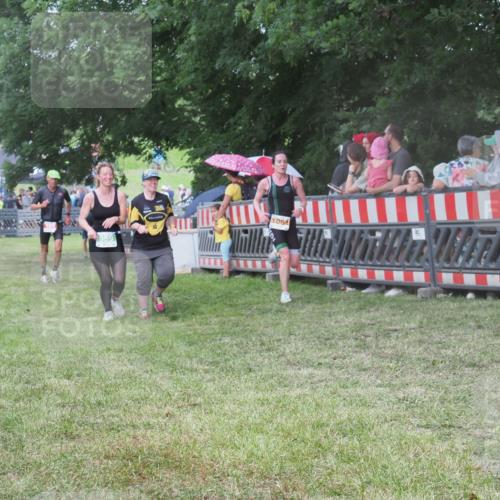21.06.2025 - 27. Vierlanden-Triathlon KatJ http://msf.ph/oto/8026674 15.06.2025 13:29:44 Ziel 109, 1061 meine-sportfotos.de