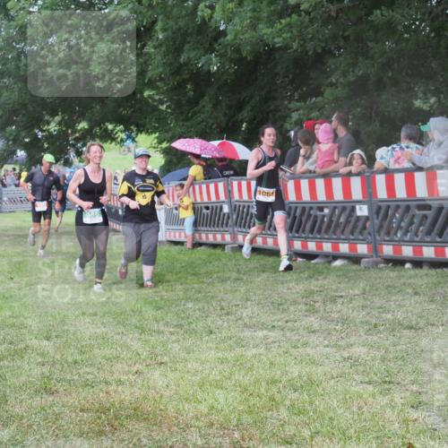 21.06.2025 - 27. Vierlanden-Triathlon KatJ http://msf.ph/oto/8026695 15.06.2025 13:29:45 Ziel 109, 1061 meine-sportfotos.de