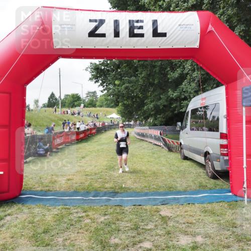 21.06.2025 - 27. Vierlanden-Triathlon MichiJ http://msf.ph/oto/8026696 15.06.2026 12:00:56 Ziel 495 meine-sportfotos.de