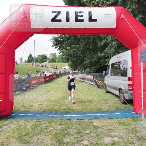 21.06.2025 - 27. Vierlanden-Triathlon MichiJ http://msf.ph/oto/8026708 15.06.2026 12:00:56 Ziel 495 meine-sportfotos.de