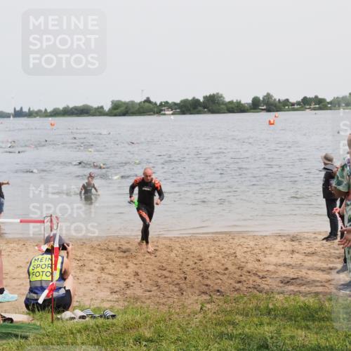 21.06.2025 - 27. Vierlanden-Triathlon MichiJ http://msf.ph/oto/8026715 15.06.2026 10:57:30 Schwimmen 707, 722 meine-sportfotos.de