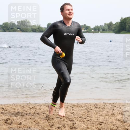 15.06.2025 - 27. Vierlanden-Triathlon Lena Gebhardt http://msf.ph/oto/8026722 15.06.2025 10:58:46 Schwimmen 636, 667, 684, 743, 747, 760 meine-sportfotos.de