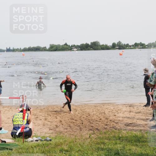 21.06.2025 - 27. Vierlanden-Triathlon MichiJ http://msf.ph/oto/8026726 15.06.2026 10:57:31 Schwimmen 707, 722 meine-sportfotos.de