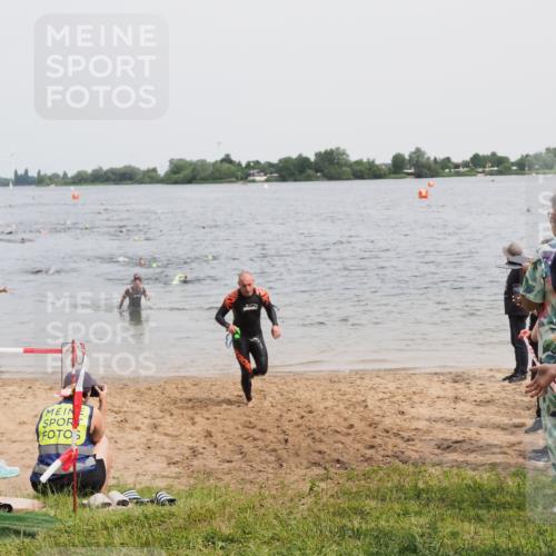 21.06.2025 - 27. Vierlanden-Triathlon MichiJ http://msf.ph/oto/8026737 15.06.2026 10:57:31 Schwimmen 707, 722 meine-sportfotos.de