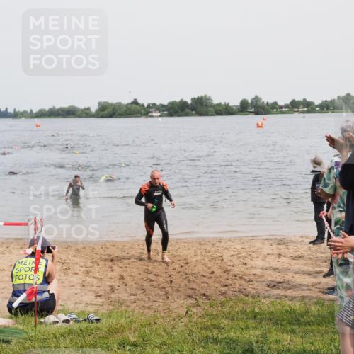 21.06.2025 - 27. Vierlanden-Triathlon MichiJ http://msf.ph/oto/8026748 15.06.2026 10:57:31 Schwimmen 707, 722 meine-sportfotos.de