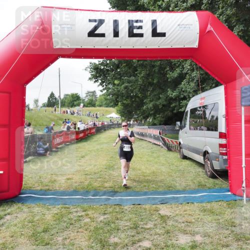 21.06.2025 - 27. Vierlanden-Triathlon MichiJ http://msf.ph/oto/8026749 15.06.2026 12:00:56 Ziel 495 meine-sportfotos.de