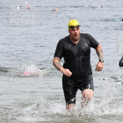 15.06.2025 - 27. Vierlanden-Triathlon Lena Gebhardt http://msf.ph/oto/8026753 15.06.2025 10:58:49 Schwimmen 667, 684, 743, 760 meine-sportfotos.de