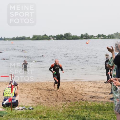 21.06.2025 - 27. Vierlanden-Triathlon MichiJ http://msf.ph/oto/8026769 15.06.2026 10:57:31 Schwimmen 707, 722 meine-sportfotos.de