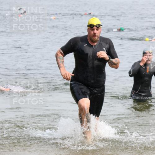 15.06.2025 - 27. Vierlanden-Triathlon Lena Gebhardt http://msf.ph/oto/8026775 15.06.2025 10:58:50 Schwimmen 684, 743, 760 meine-sportfotos.de