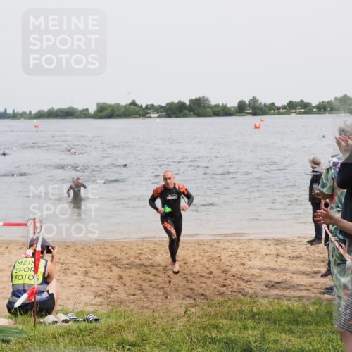 21.06.2025 - 27. Vierlanden-Triathlon MichiJ http://msf.ph/oto/8026777 15.06.2026 10:57:31 Schwimmen 707, 722 meine-sportfotos.de