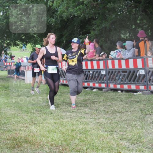 21.06.2025 - 27. Vierlanden-Triathlon KatJ http://msf.ph/oto/8026780 15.06.2025 13:29:46 Ziel 109, 1061 meine-sportfotos.de