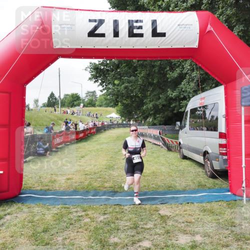 21.06.2025 - 27. Vierlanden-Triathlon MichiJ http://msf.ph/oto/8026783 15.06.2026 12:00:57 Ziel 495 meine-sportfotos.de
