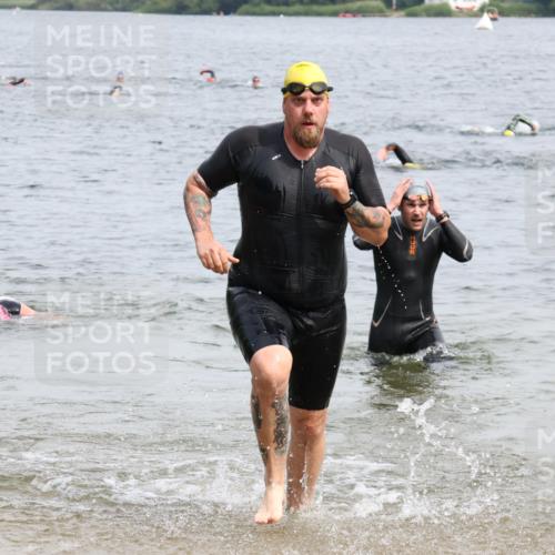 15.06.2025 - 27. Vierlanden-Triathlon Lena Gebhardt http://msf.ph/oto/8026784 15.06.2025 10:58:51 Schwimmen 709, 743, 760 meine-sportfotos.de