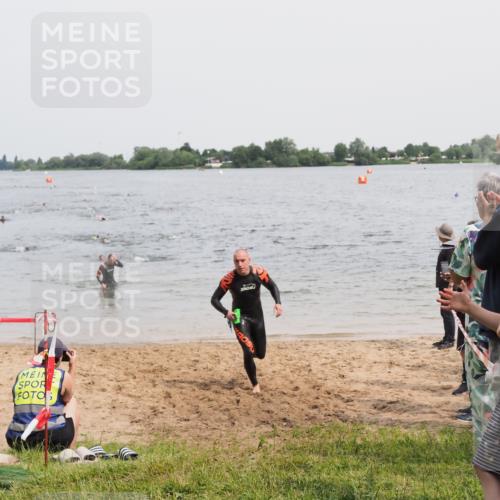 21.06.2025 - 27. Vierlanden-Triathlon MichiJ http://msf.ph/oto/8026785 15.06.2026 10:57:31 Schwimmen 707, 722 meine-sportfotos.de