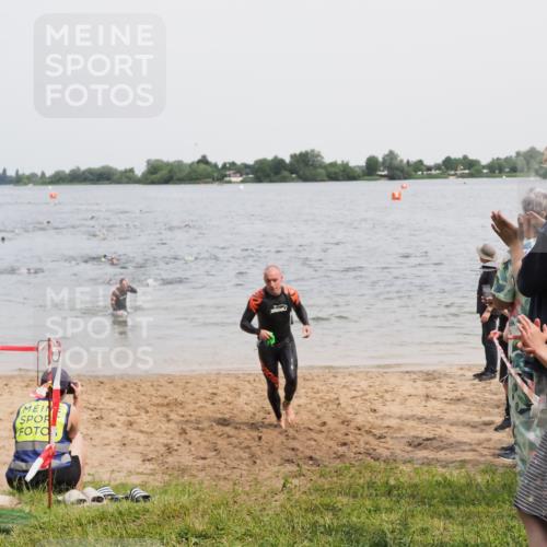 21.06.2025 - 27. Vierlanden-Triathlon MichiJ http://msf.ph/oto/8026790 15.06.2026 10:57:31 Schwimmen 707, 722 meine-sportfotos.de