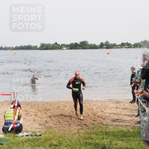 21.06.2025 - 27. Vierlanden-Triathlon MichiJ http://msf.ph/oto/8026798 15.06.2026 10:57:32 Schwimmen 707, 722 meine-sportfotos.de