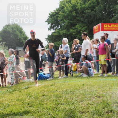 15.06.2025 - 27. Vierlanden-Triathlon KatJ http://msf.ph/oto/8026801 15.06.2025 11:00:27 Schwimmen 646, 657, 662, 694, 714, 731 meine-sportfotos.de