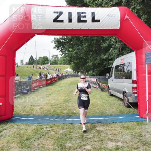 21.06.2025 - 27. Vierlanden-Triathlon MichiJ http://msf.ph/oto/8026805 15.06.2026 12:00:57 Ziel 495 meine-sportfotos.de