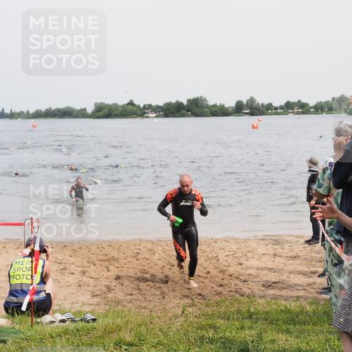21.06.2025 - 27. Vierlanden-Triathlon MichiJ http://msf.ph/oto/8026806 15.06.2026 10:57:32 Schwimmen 707, 722 meine-sportfotos.de