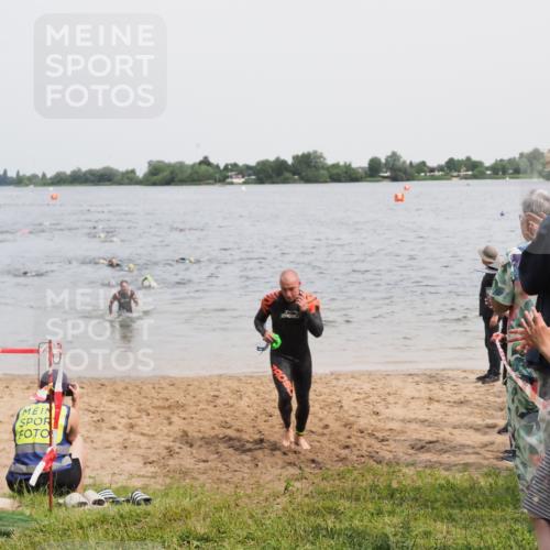 21.06.2025 - 27. Vierlanden-Triathlon MichiJ http://msf.ph/oto/8026813 15.06.2026 10:57:32 Schwimmen 707, 722 meine-sportfotos.de