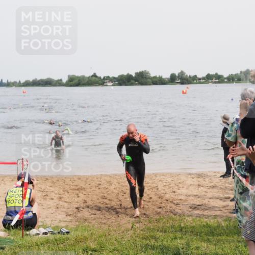 21.06.2025 - 27. Vierlanden-Triathlon MichiJ http://msf.ph/oto/8026824 15.06.2026 10:57:32 Schwimmen 707, 722 meine-sportfotos.de