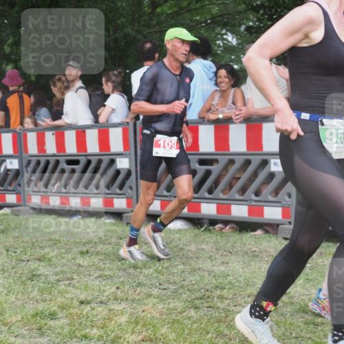 21.06.2025 - 27. Vierlanden-Triathlon KatJ http://msf.ph/oto/8026829 15.06.2025 13:29:49 Ziel 109 meine-sportfotos.de