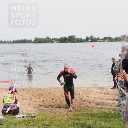 21.06.2025 - 27. Vierlanden-Triathlon MichiJ http://msf.ph/oto/8026838 15.06.2026 10:57:32 Schwimmen 707, 722 meine-sportfotos.de