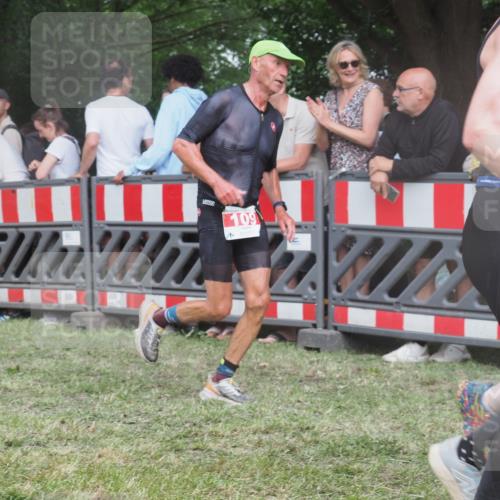 21.06.2025 - 27. Vierlanden-Triathlon KatJ http://msf.ph/oto/8026850 15.06.2025 13:29:50 Ziel 109 meine-sportfotos.de