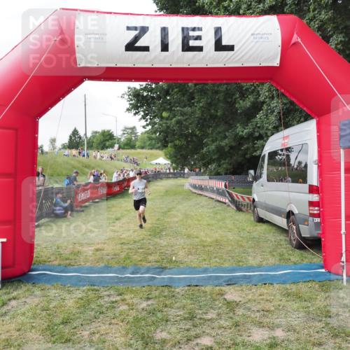 21.06.2025 - 27. Vierlanden-Triathlon MichiJ http://msf.ph/oto/8026856 15.06.2026 12:01:43 Ziel 503 meine-sportfotos.de