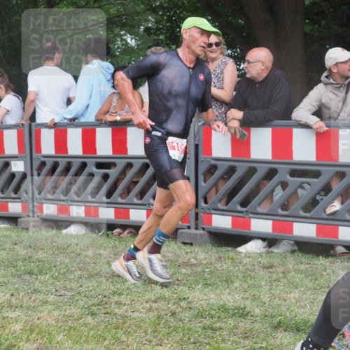 21.06.2025 - 27. Vierlanden-Triathlon KatJ http://msf.ph/oto/8026862 15.06.2025 13:29:50 Ziel 109 meine-sportfotos.de