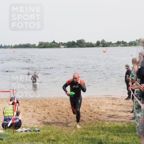21.06.2025 - 27. Vierlanden-Triathlon MichiJ http://msf.ph/oto/8026864 15.06.2026 10:57:32 Schwimmen 707, 722 meine-sportfotos.de