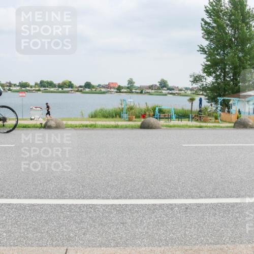 21.06.2025 - 27. Vierlanden-Triathlon H.Heesch http://msf.ph/oto/8026876 15.06.2025 12:16:31 Radfahren 895, 926 meine-sportfotos.de