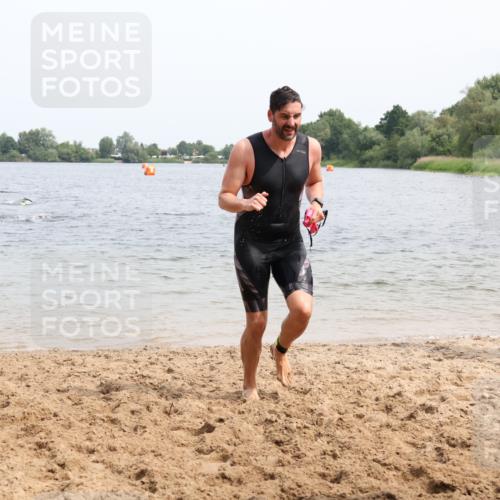 15.06.2025 - 27. Vierlanden-Triathlon Lena Gebhardt http://msf.ph/oto/8026890 15.06.2025 10:59:02 Schwimmen 706, 709, 760 meine-sportfotos.de
