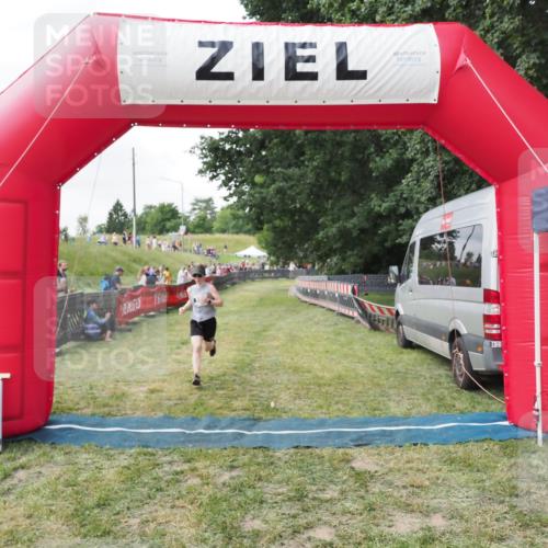 21.06.2025 - 27. Vierlanden-Triathlon MichiJ http://msf.ph/oto/8026907 15.06.2026 12:01:44 Ziel 503 meine-sportfotos.de