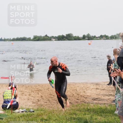 21.06.2025 - 27. Vierlanden-Triathlon MichiJ http://msf.ph/oto/8026911 15.06.2026 10:57:33 Schwimmen 707, 722 meine-sportfotos.de