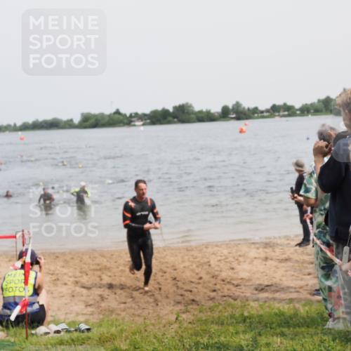21.06.2025 - 27. Vierlanden-Triathlon MichiJ http://msf.ph/oto/8026943 15.06.2026 10:57:38 Schwimmen 707, 722 meine-sportfotos.de