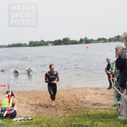 21.06.2025 - 27. Vierlanden-Triathlon MichiJ http://msf.ph/oto/8026951 15.06.2026 10:57:38 Schwimmen 707, 722 meine-sportfotos.de