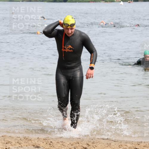 15.06.2025 - 27. Vierlanden-Triathlon Lena Gebhardt http://msf.ph/oto/8026961 15.06.2025 10:59:26 Schwimmen 668, 751 meine-sportfotos.de