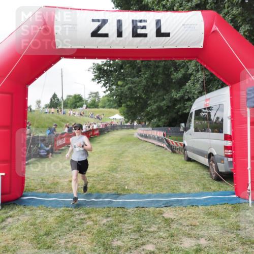 21.06.2025 - 27. Vierlanden-Triathlon MichiJ http://msf.ph/oto/8026965 15.06.2026 12:01:45 Ziel 503 meine-sportfotos.de