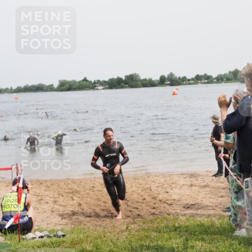 21.06.2025 - 27. Vierlanden-Triathlon MichiJ http://msf.ph/oto/8026972 15.06.2026 10:57:38 Schwimmen 707, 722 meine-sportfotos.de