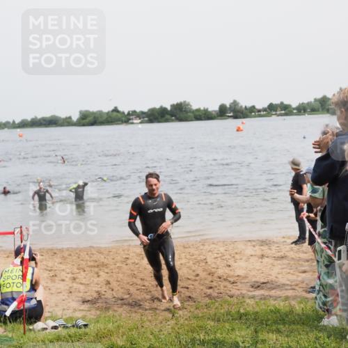 21.06.2025 - 27. Vierlanden-Triathlon MichiJ http://msf.ph/oto/8026979 15.06.2026 10:57:38 Schwimmen 707, 722 meine-sportfotos.de