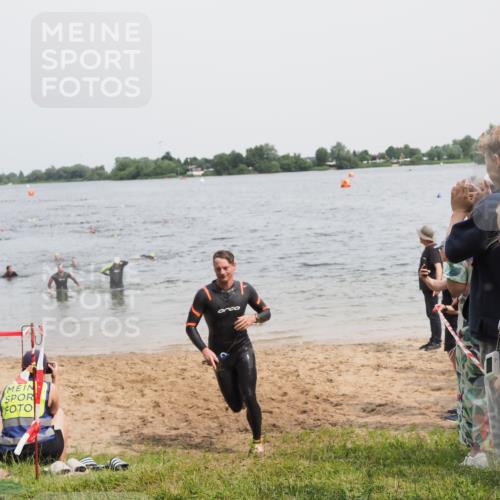21.06.2025 - 27. Vierlanden-Triathlon MichiJ http://msf.ph/oto/8026990 15.06.2026 10:57:38 Schwimmen 707, 722 meine-sportfotos.de