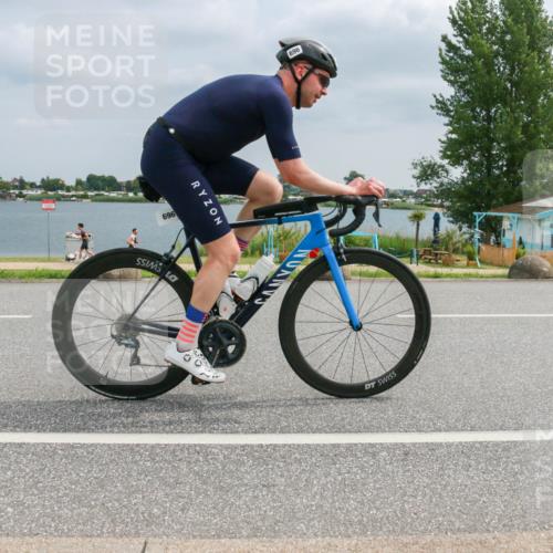 21.06.2025 - 27. Vierlanden-Triathlon H.Heesch http://msf.ph/oto/8026994 15.06.2025 12:17:20 Radfahren 696 meine-sportfotos.de