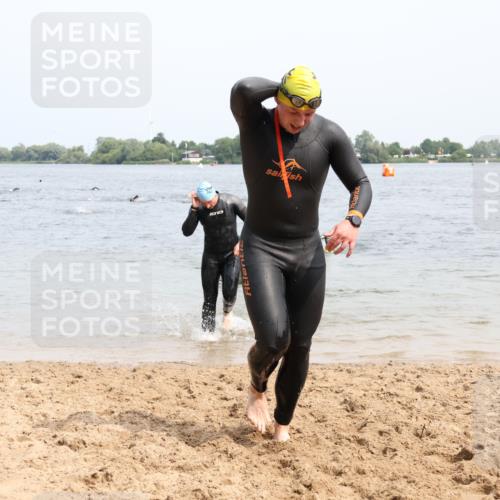 15.06.2025 - 27. Vierlanden-Triathlon Lena Gebhardt http://msf.ph/oto/8026998 15.06.2025 10:59:30 Schwimmen 641, 668, 751 meine-sportfotos.de
