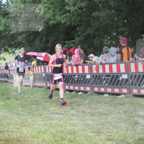 21.06.2025 - 27. Vierlanden-Triathlon KatJ http://msf.ph/oto/8026999 15.06.2025 13:30:13 Ziel 227, 663, 785, 891, 958, 970 meine-sportfotos.de