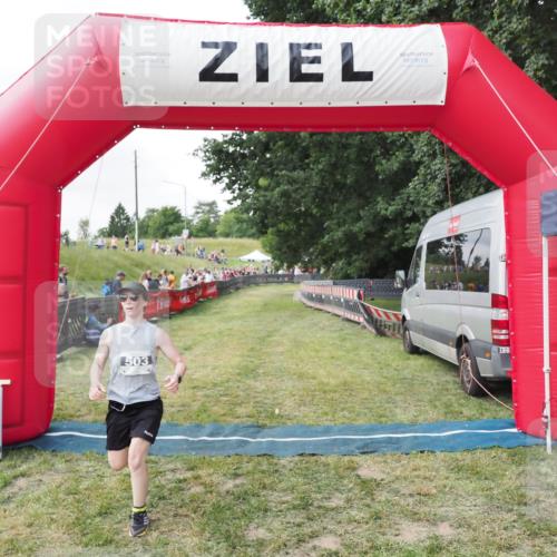 21.06.2025 - 27. Vierlanden-Triathlon MichiJ http://msf.ph/oto/8027003 15.06.2026 12:01:45 Ziel 503 meine-sportfotos.de